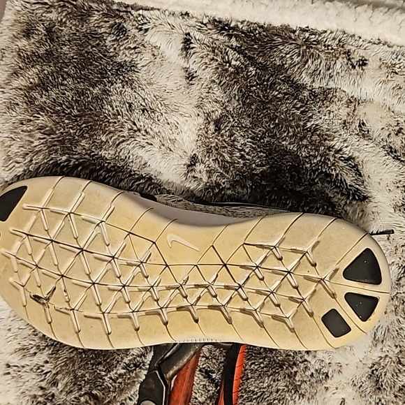 Women's Nike running shoe (free rn) grayish color with black size 6.5 y (boy) - Picture 4 of 5